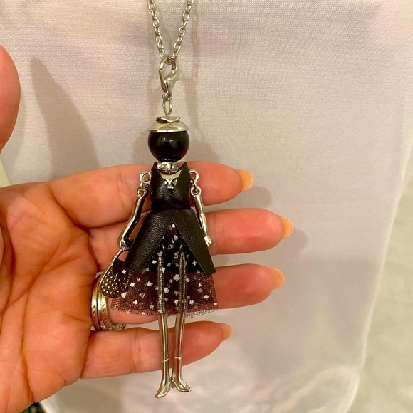 NWT Fashionable pendant on long silver chain - Picture 4 of 10